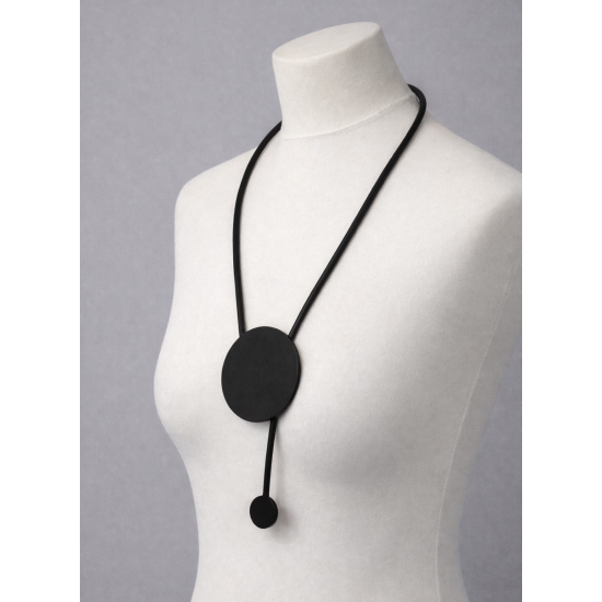 Naszyjnik z eko skóry i drewna – nowoczesna forma, naturalny charakter.